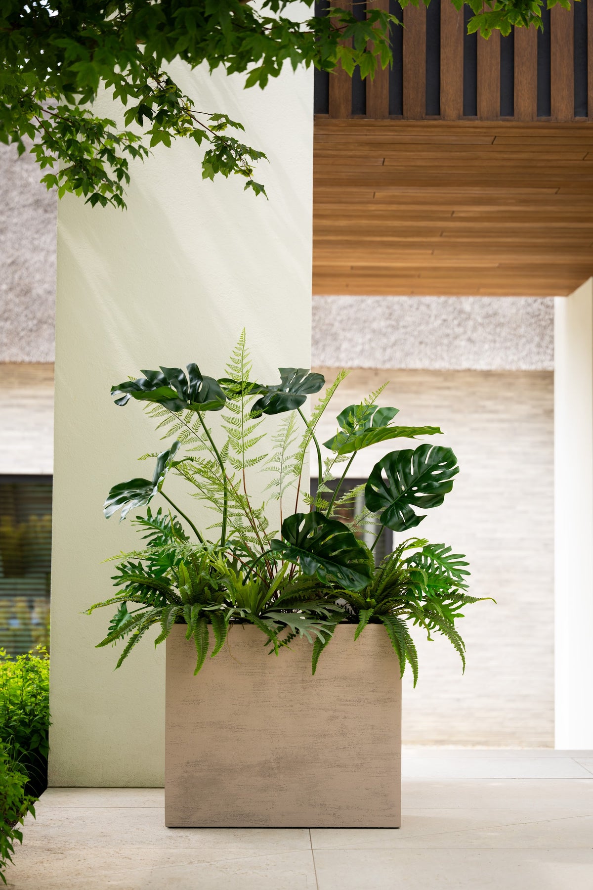 Plantenbak met kunstplanten