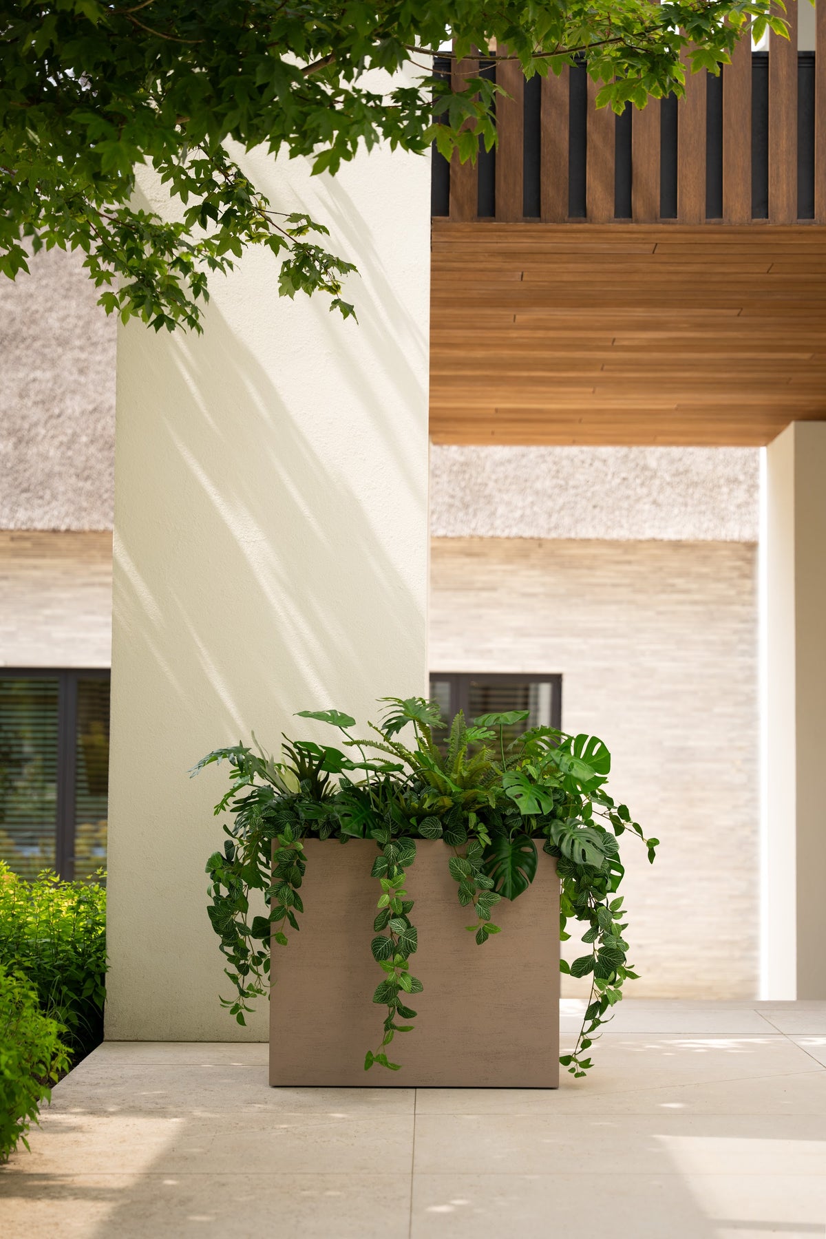 Plantenbak met kunstplanten