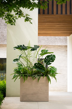Plantenbak met kunstplanten