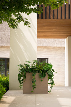 Plantenbak met kunstplanten
