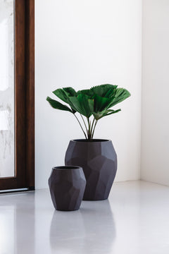 Twee Liscio Facet potten Ash Brown met waaierpalm