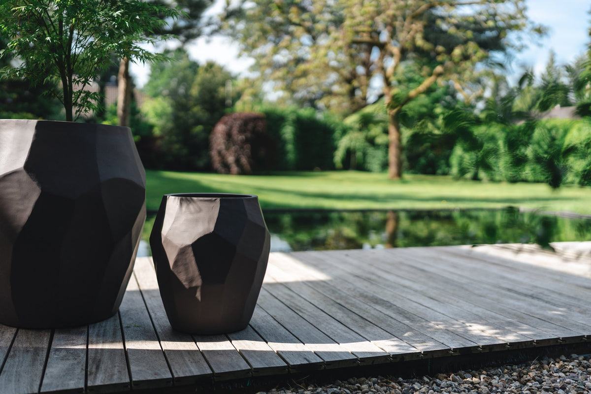 Liscio Facet potten Ash Brown buiten op het terras in de tuin