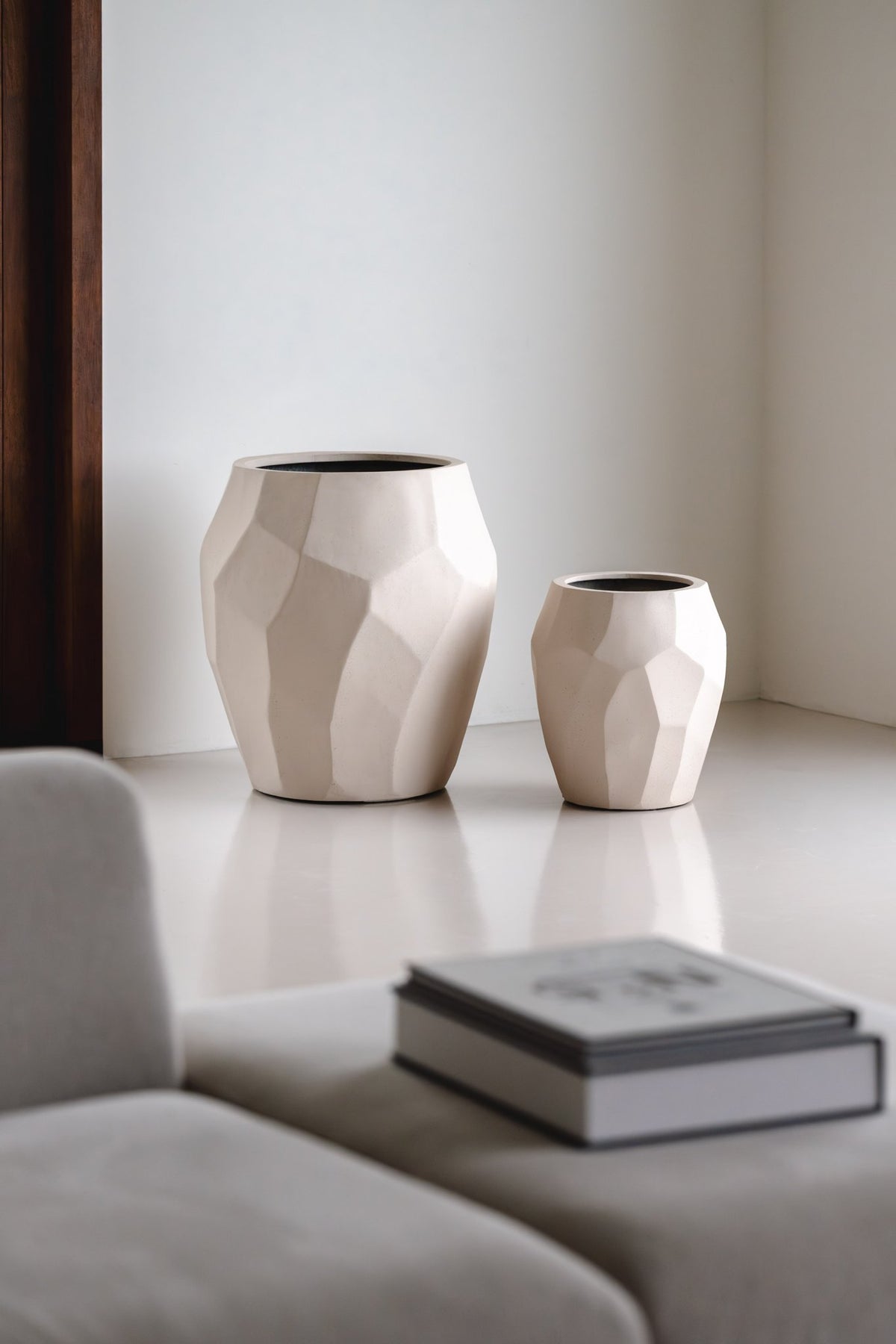 Liscio Facet plantenbak Camel Sand in twee maten in de woonkamer