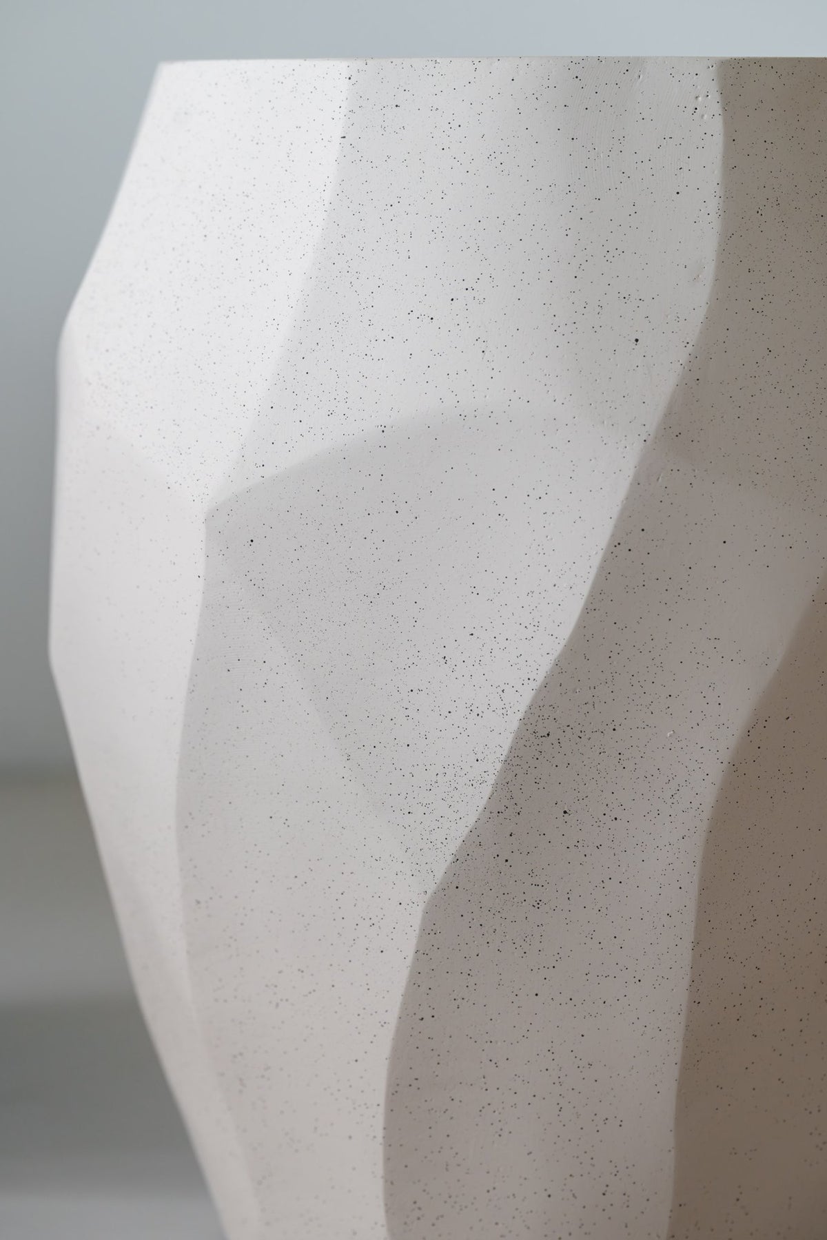 Close-up van de structuur van Liscio Facet pot Camel Sand