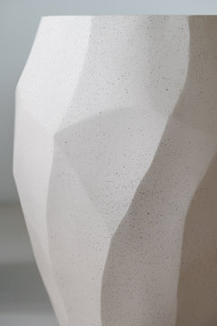 Close-up van de structuur van Liscio Facet pot Camel Sand