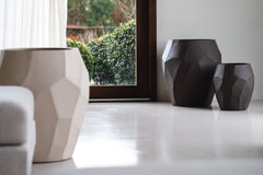 Liscio Facet potten in Camel Sand en Ash Brown in modern interieur